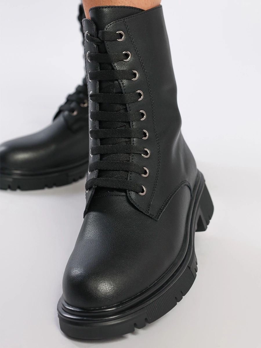 Ботинки черного цвета в стиле милитари